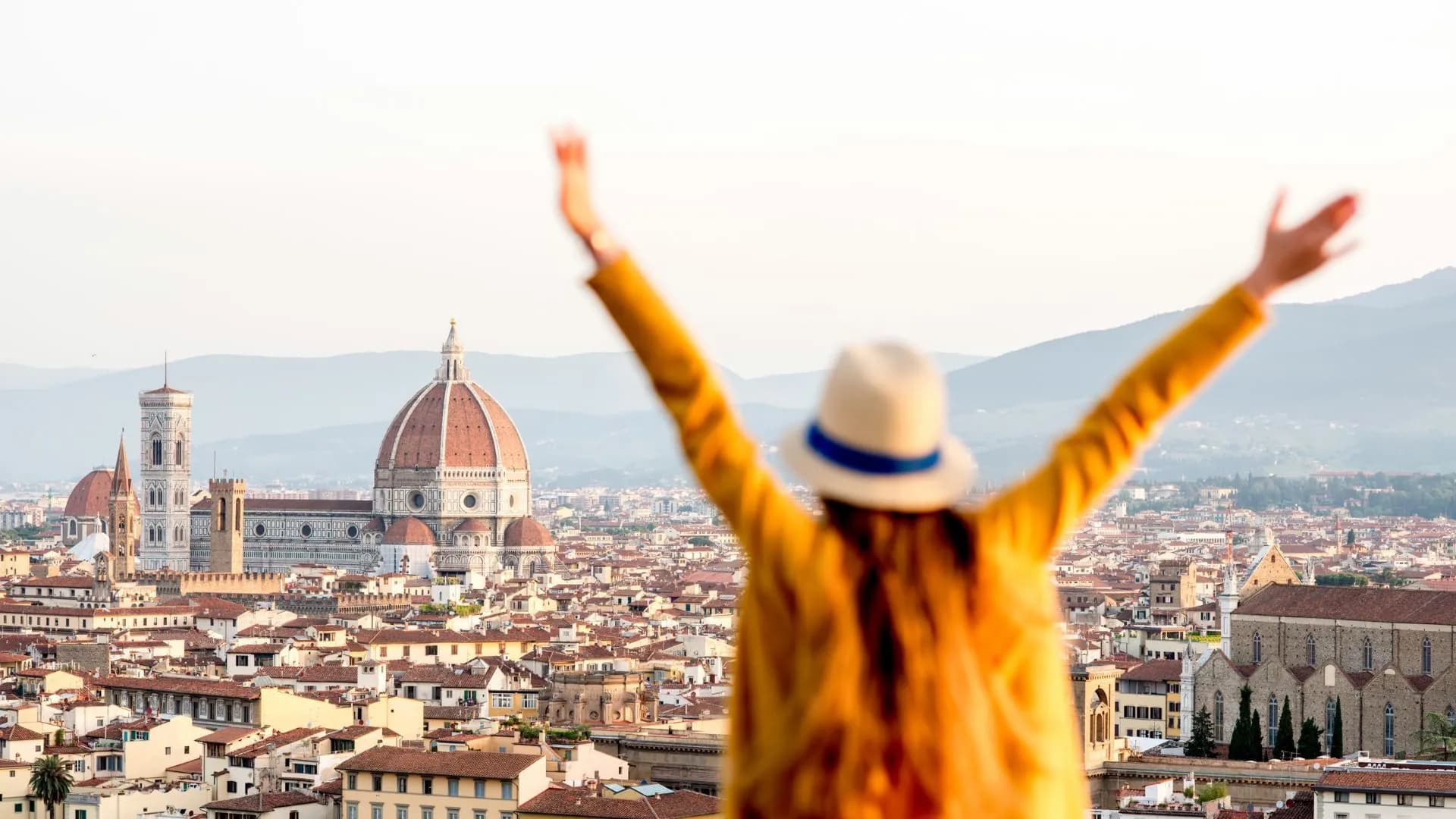 Traveller-overlooking-Florence-from-Piazzale-Michalengelo