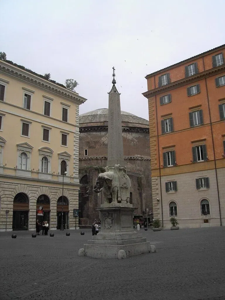 810px-Pigna_-_piazza_della_Minerva_con_il_Pulcino_e_il_Pantheon_2880-768x1024