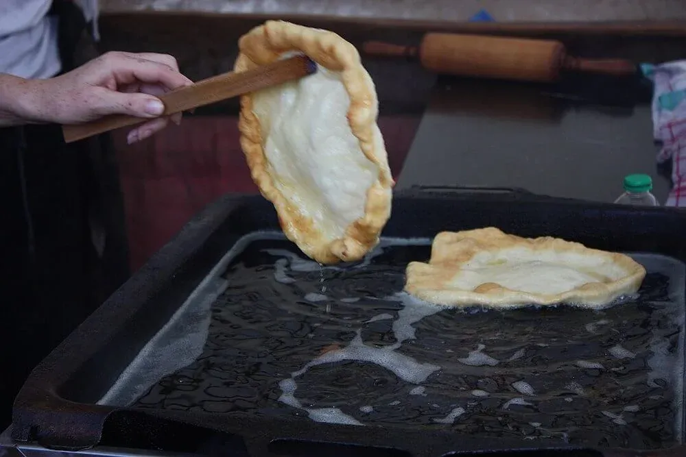 1080px-Langos_in_Steinhude_20090822_03