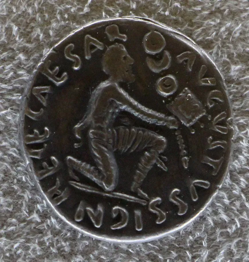 Coin-from-the-Age-of-Augustus-depicting-the-return-of-the-legionary-standard
