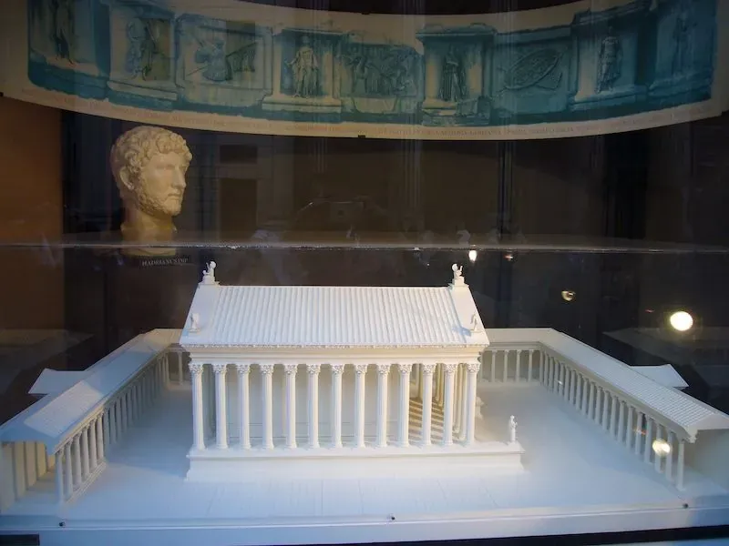 Colonna_-_Tempio_di_Adriano_ricostruzione_1000165_