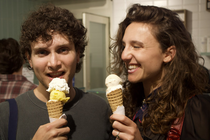 Couple enjoying gelato on a Rome Food Tour