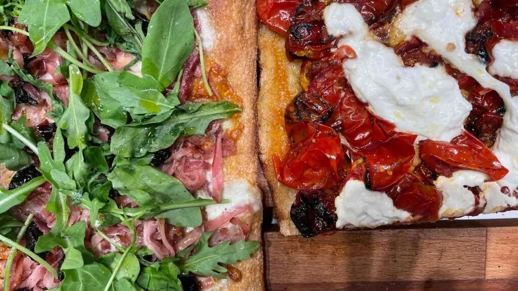 Freshly-baked-Italian-pizza-from-the-Trastevere-Food-tour