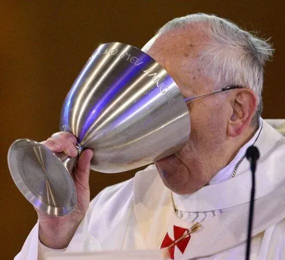 Pope-Francis-taking-communion.-Getty-Images