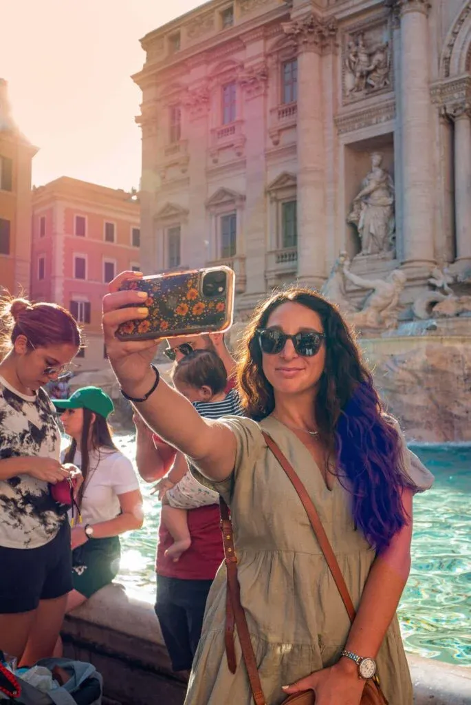 Snapping-a-Selfie-in-front-of-the-Trevi-Fountain_1-685x1024