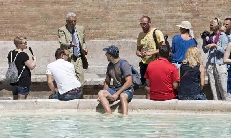 Tourists-cooling-off-in-the-fountains-in-Rome