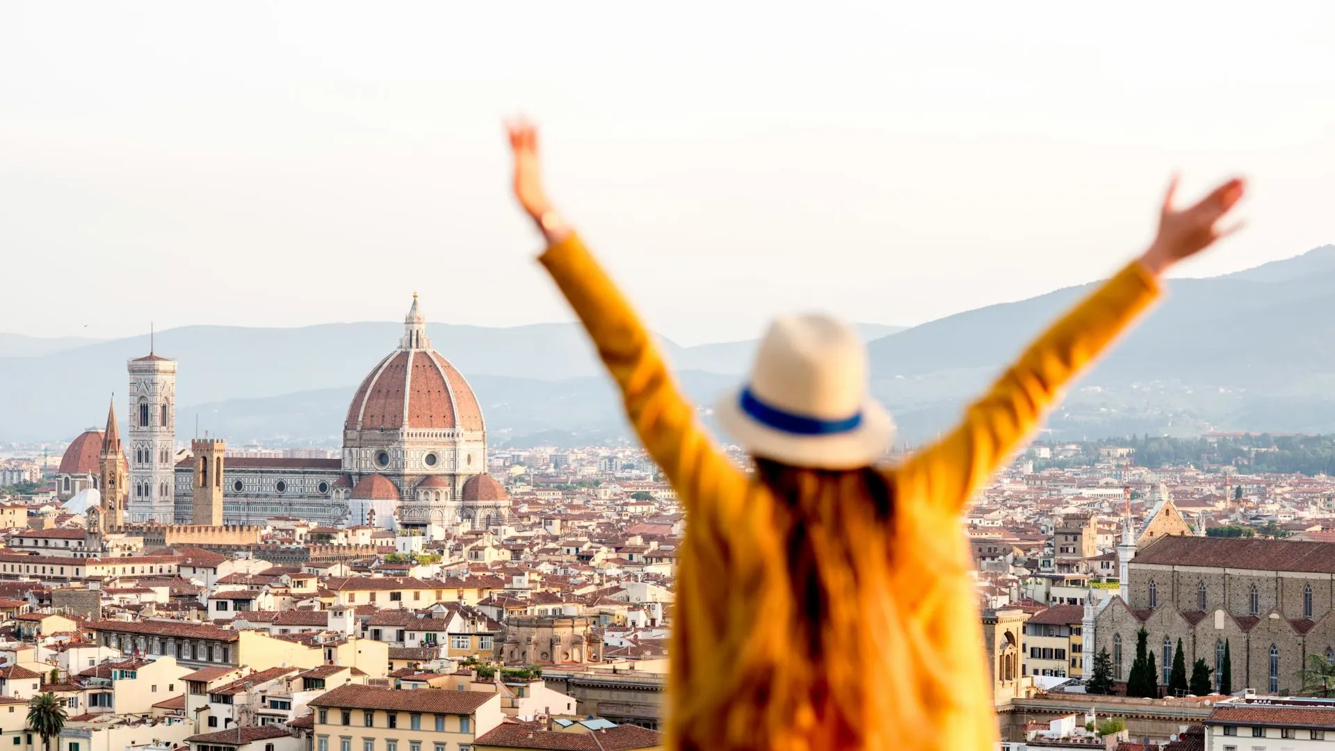 Traveller-overlooking-Florence-from-Piazzale-Michalengelo