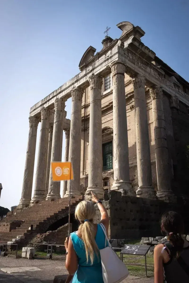 Expert guide explaining Roman architecture at historical Colosseum site