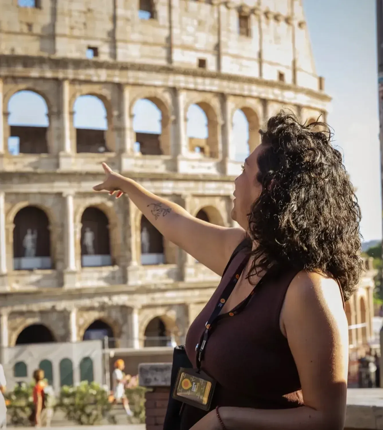 Guide pointing to Roman statue on Colosseum walking tour in Rome